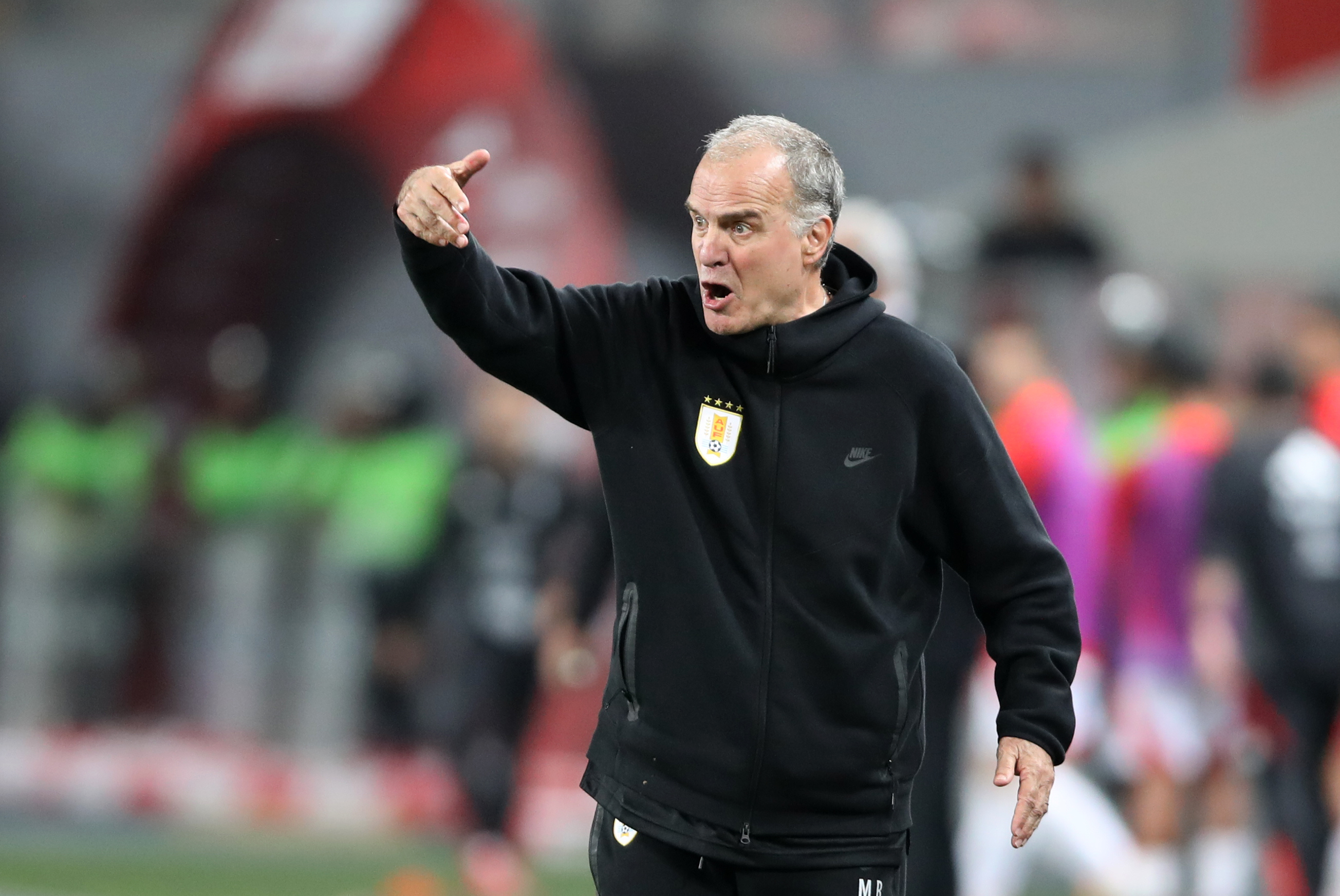 . LIMA (PERÚ), 11/10/2024.- El entrenador de Uruguay Marcelo Bielsa reacciona este viernes, en un partido de las eliminatorias sudamericanas para el Mundial de 2026 entre Perú y Uruguay en el estadio Nacional de Perú en Lima (Perú). EFE/ Paolo Aguilar