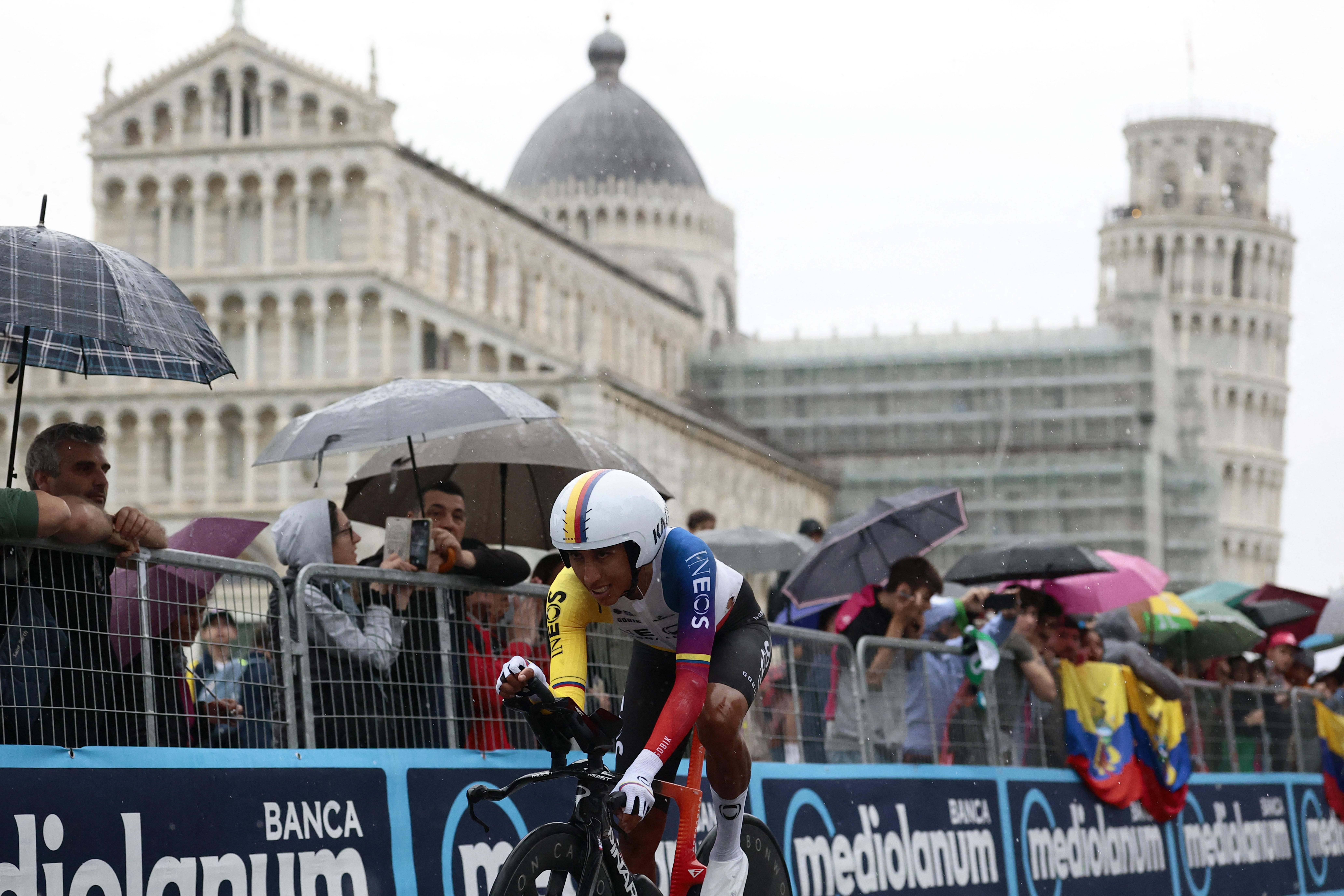 Lluvia, contrarreloj y caída de Egan: así fue la décima etapa del Giro de Italia