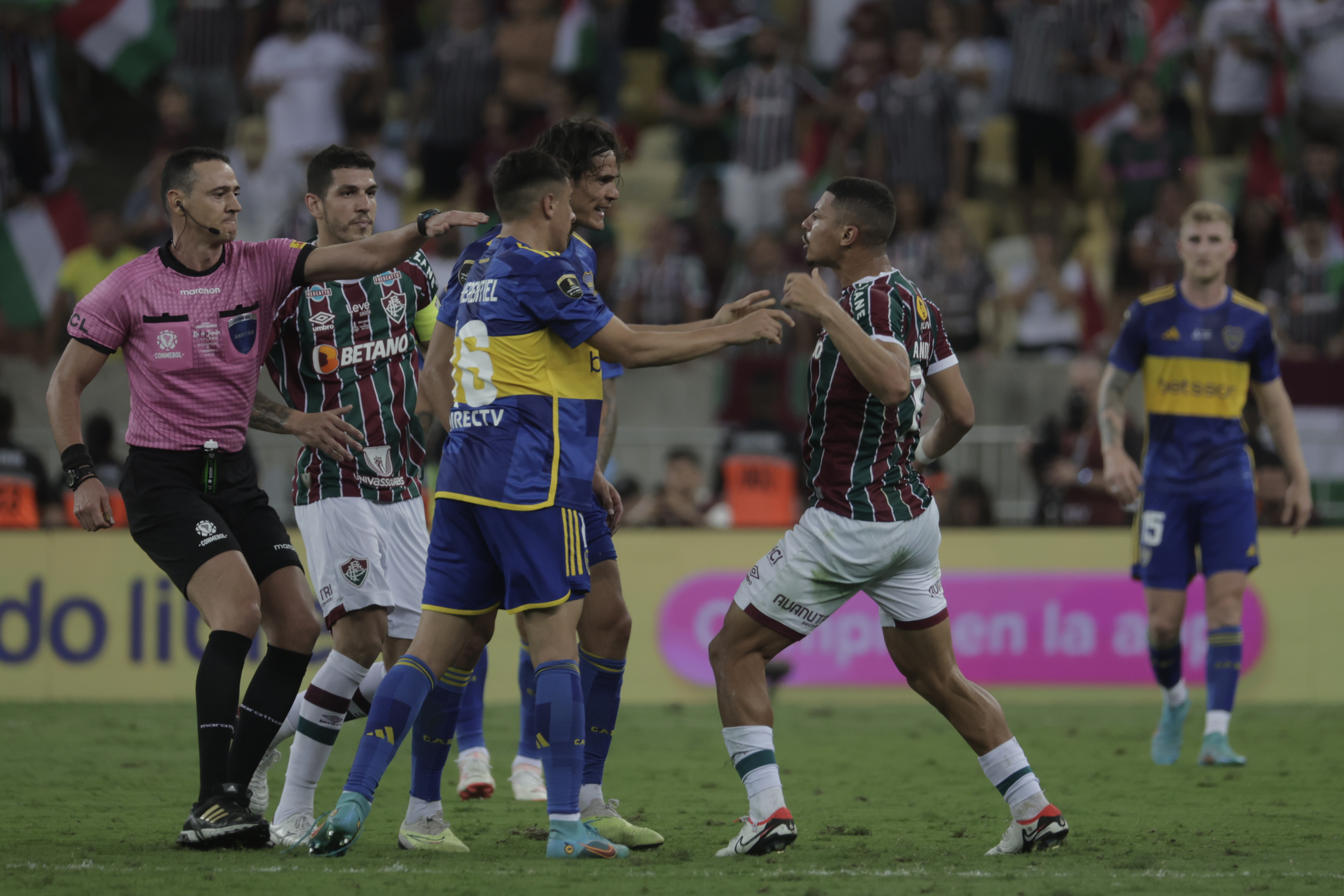 Columna de Antonio Casale: Demasiada camiseta