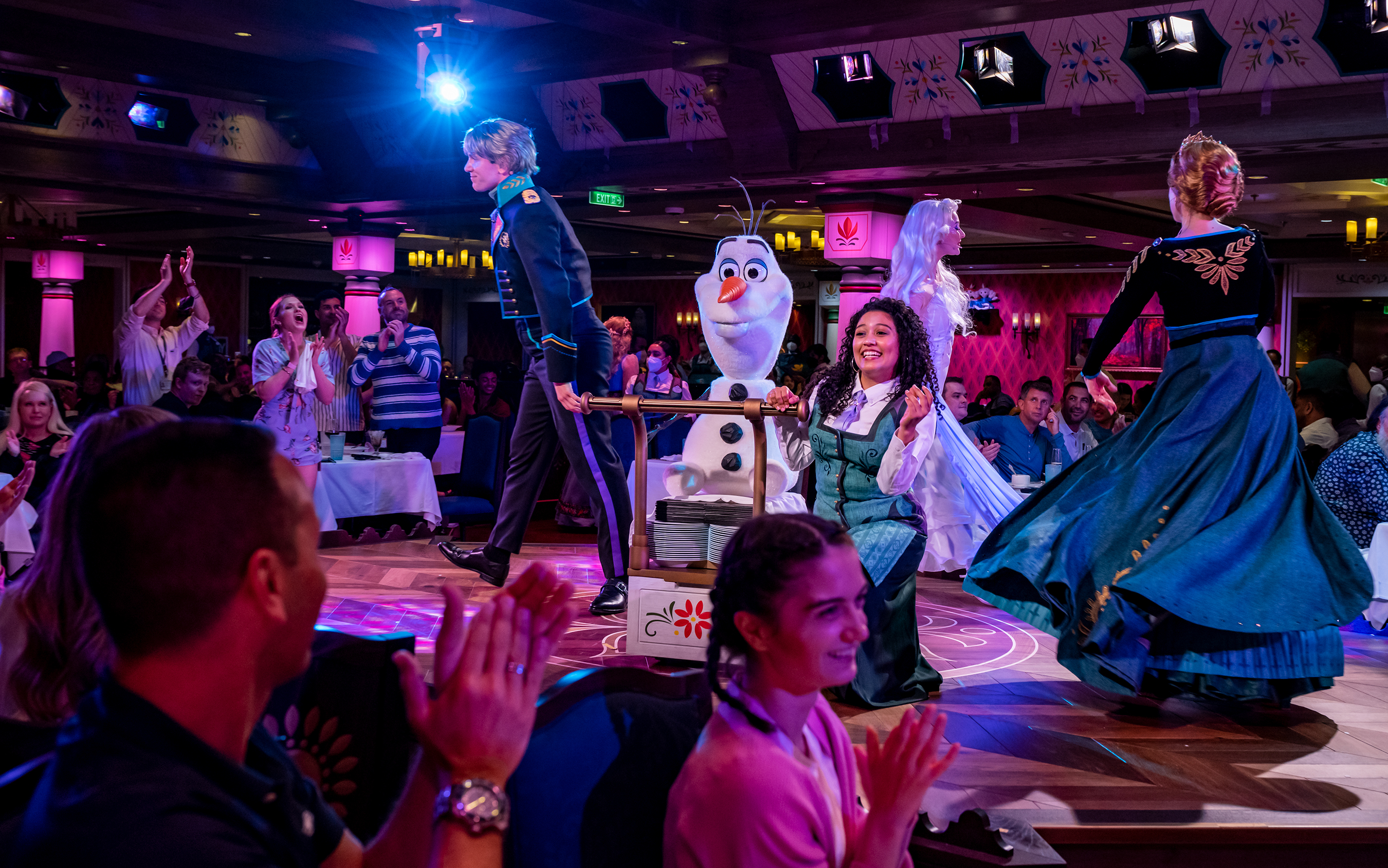 Sea parte de la primera experiencia culinaria teatral del mundo con temática de Frozen mientras se transporta al Reino de Arendelle a bordo del Disney Wish. Disfrute las presentaciones musicales de Elsa y Olaf mientras se deleita con platos de cocina gourmet de inspiración noruega.
