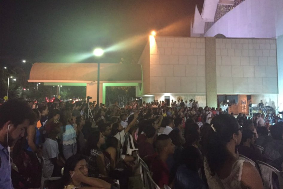 Festival Folclórico, frente a puertas cerradas del teatro Amira de la Rosa en Barranquilla