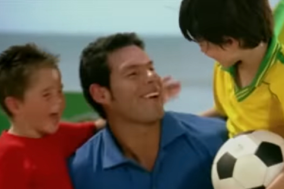 ¿Muy diferente? Así luce el niño del comercial de Frutiño, ahora canta en Morat