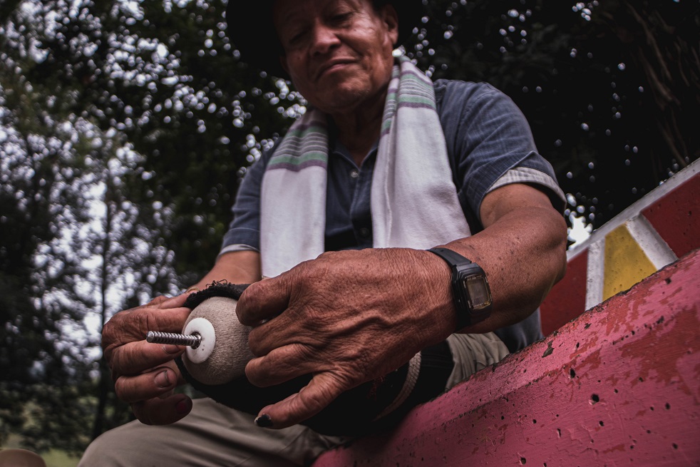 Hoy, sigue viviendo en zona rural de Dabeiba, pero ya no puede trabajar la tierra como antes. No ha recibido indemnización del Estado y no puede acceder a pensión por invalidez porque para ello se necesita un grado de discapacidad superior al 50% y él no lo tiene.