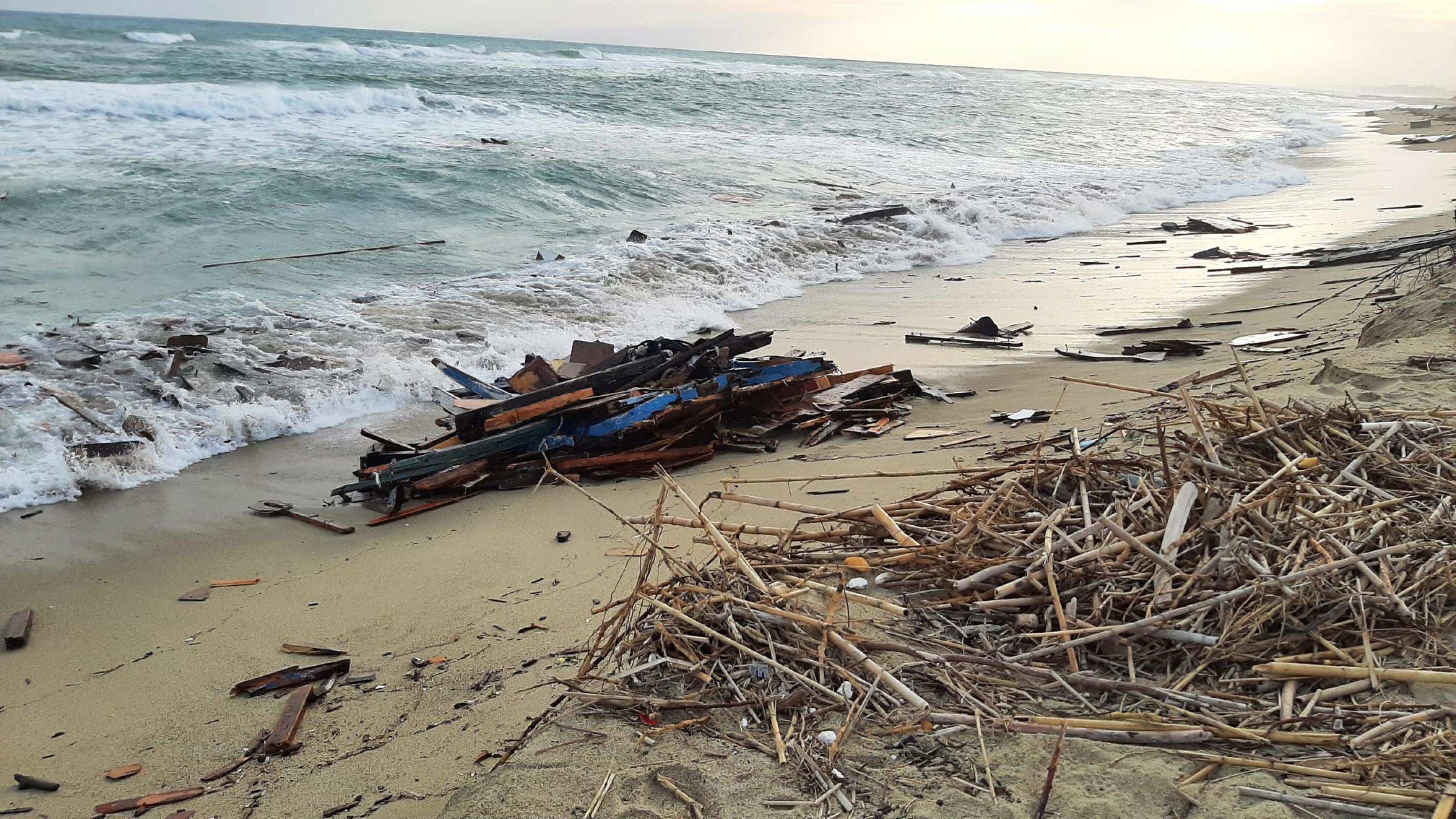 El naufragio en Italia, de más de 60 muertes, fue provocado por explosión de motor