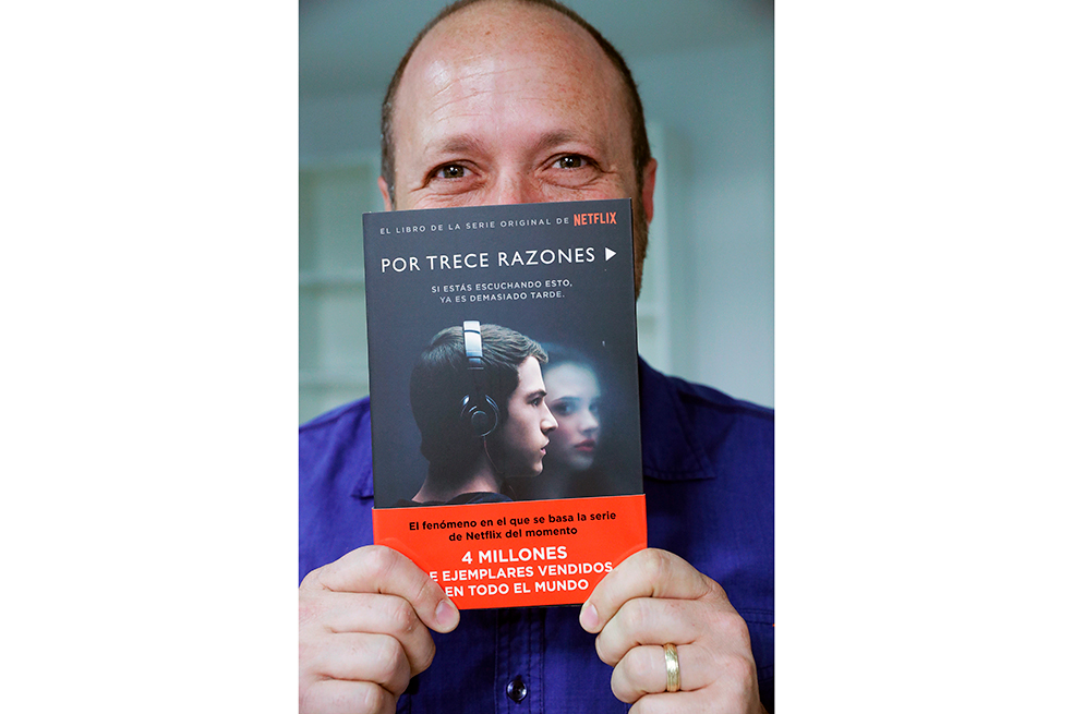 Escritor de «13 Reasons Why», a favor de hablar sobre temas como violación o machismo