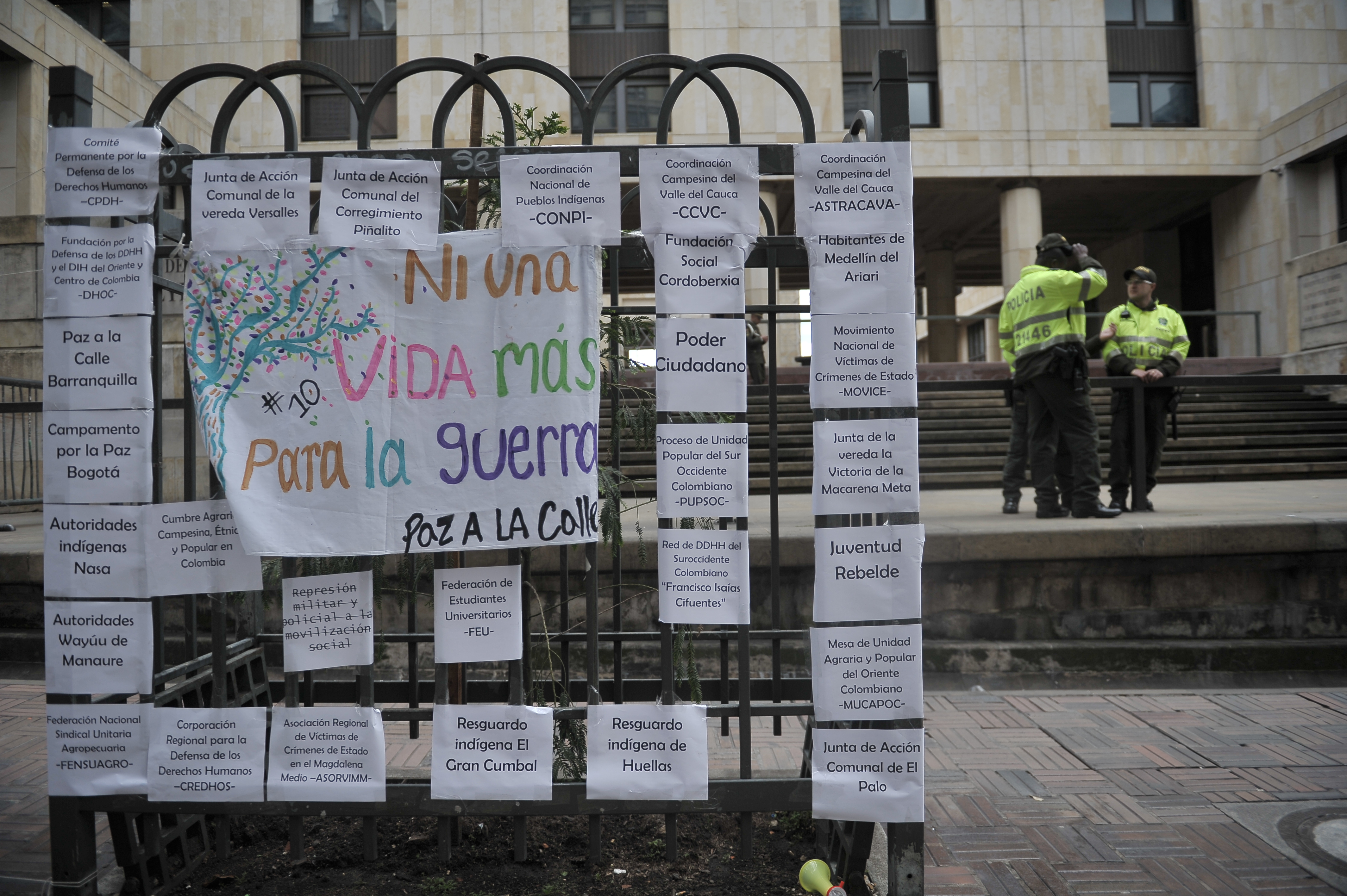 Plantón frente al Palacio de Justicia para la implementación del Fast Track por la Paz.