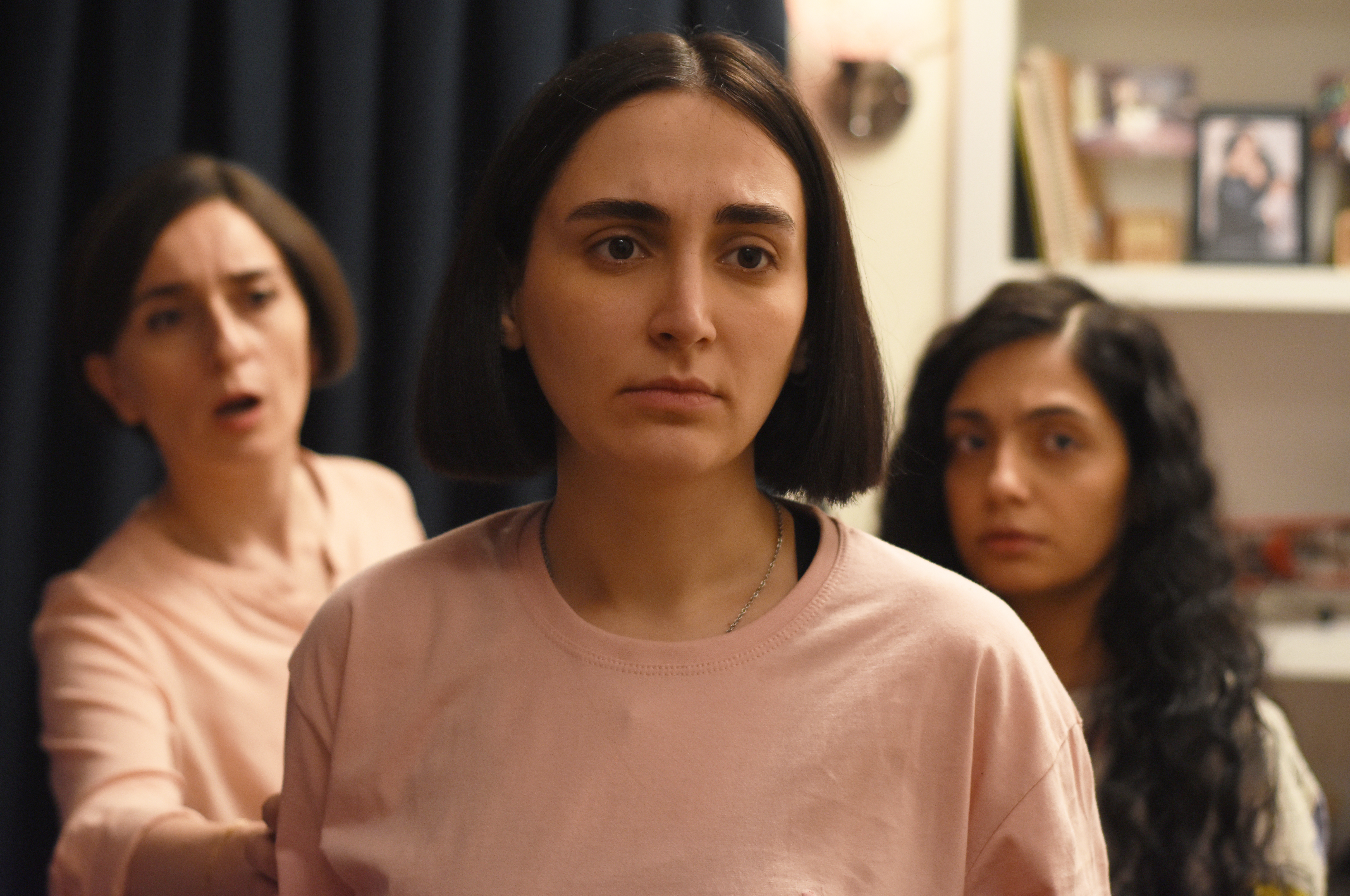 Las actrices Soheila Golestani, Mahsa Rostami y Setareh Maleki en “La semilla del fruto sagrado”.