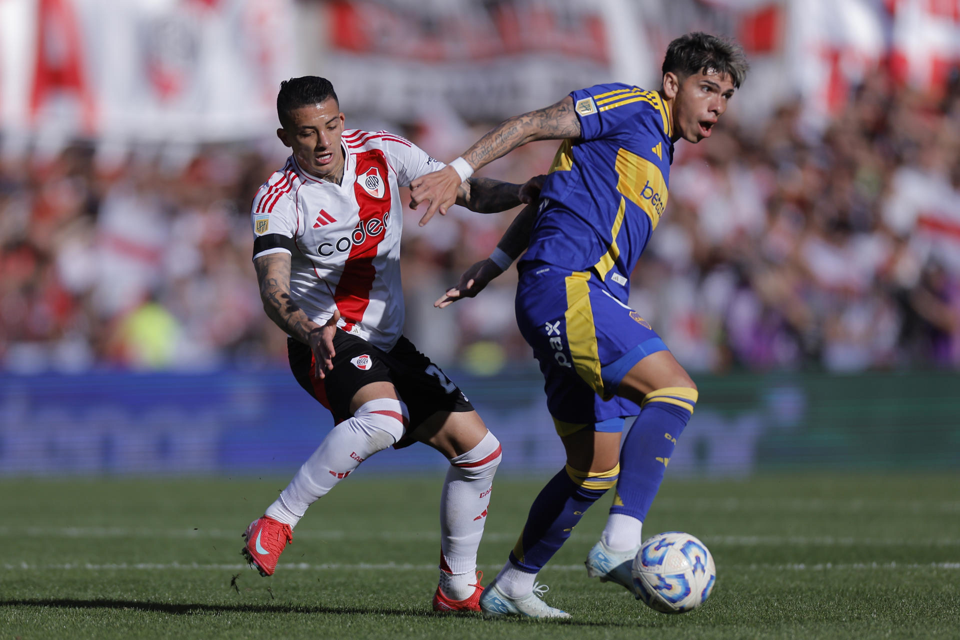 AME2925. BUENOS AIRES (ARGENTINA), 27/04/2025.- Kevin Castaño (i) de River Plate disputa el balón con Carlos Palacios de Boca Juniors este domingo, durante un partido del Torneo Apertura de la Liga de Argentina entre River Plate y Boca Juniors en el estadio Monumental en Buenos Aires (Argentina). EFE/ Juan Ignacio Roncoroni