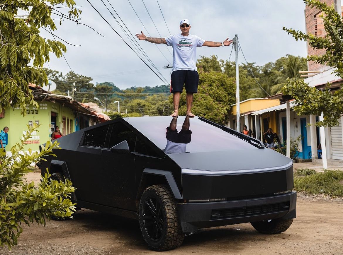 ¿Quién es el influencer de la Tesla Cybertruck que apareció en Necoclí?
