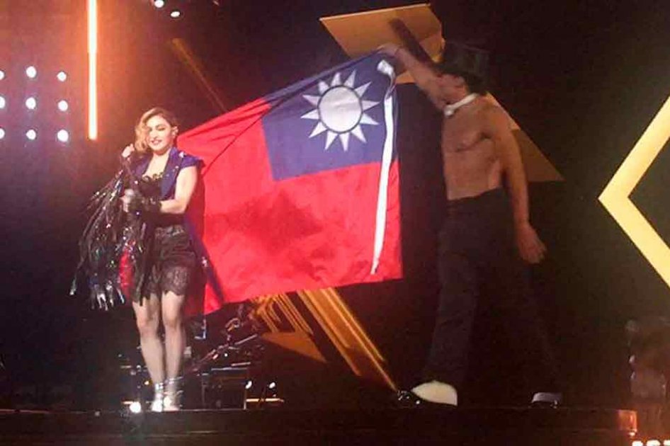 Polémica por imágenes de Madonna envuelta en la bandera taiwanesa