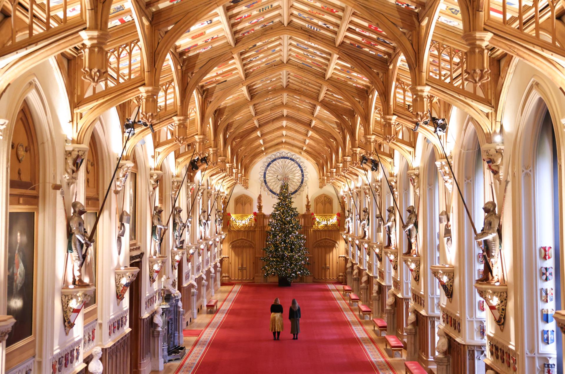 WINDSOR (United Kingdom), 27/11/2025.- St. George’s Hall at Windsor Castle is decorated with a 20-foot-high Nordmann Fir tree for Christmas in Windsor, Britain, 27 November 2025. The tree was grown in Windsor Great Park. The Christmas decorations can be viewed at Windsor Castle from 27 November 2025 to 05 January 2026. (Reino Unido) EFE/EPA/NEIL HALL