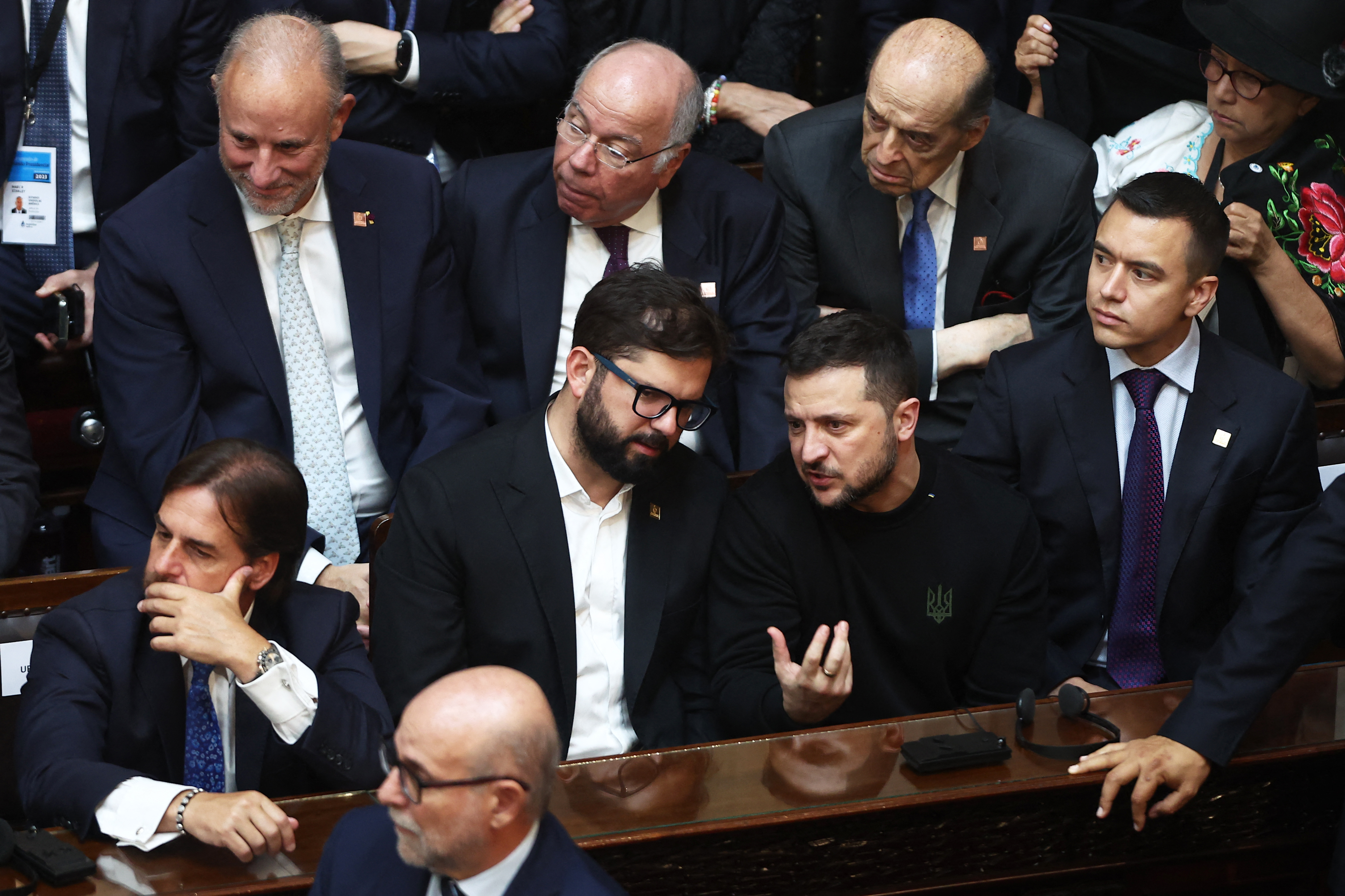 El presidente de Uruguay, Luis Lacalle, el presidente de Chile, Gabriel Boric, el presidente de Ucrania, Volodymyr Zelensky, y el presidente de Ecuador, Daniel Noboa, asisten a la toma de posesión del nuevo presidente de Argentina, Javier Milei.
