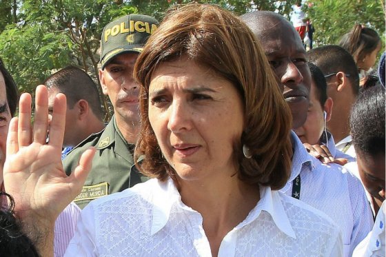 Comisión de paz de Congreso dice que no debe renunciar María Ángela Holguín