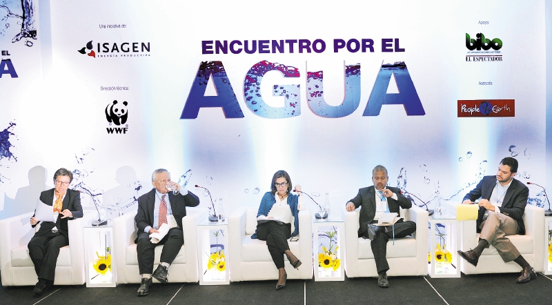 Claudia López, senadora de Alianza Verde; Carlos Álvarez, del Ministerio de Ambiente; María del Pilar García Pachón, de la Universidad Externado; Jorge Eliécer Prieto Riveros, senador Partido Verde, y Eduardo Behrentz, vicerrector de Desarrollo y Egresados de los Andes. / Mauricio Alvarado