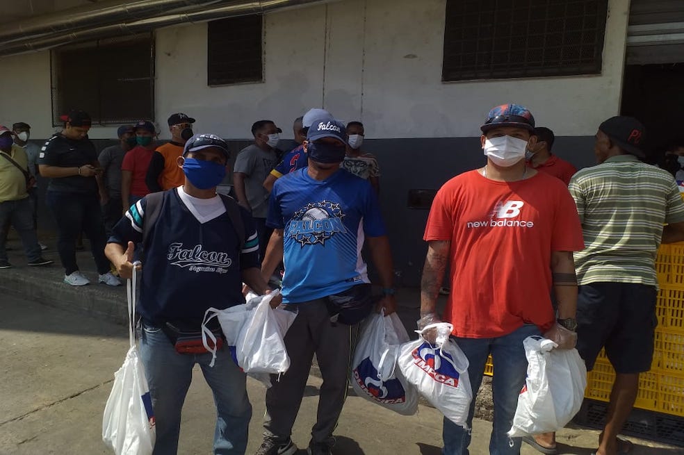 La Federación Colombiana de Béisbol ayuda a sus trabajadores con mercados