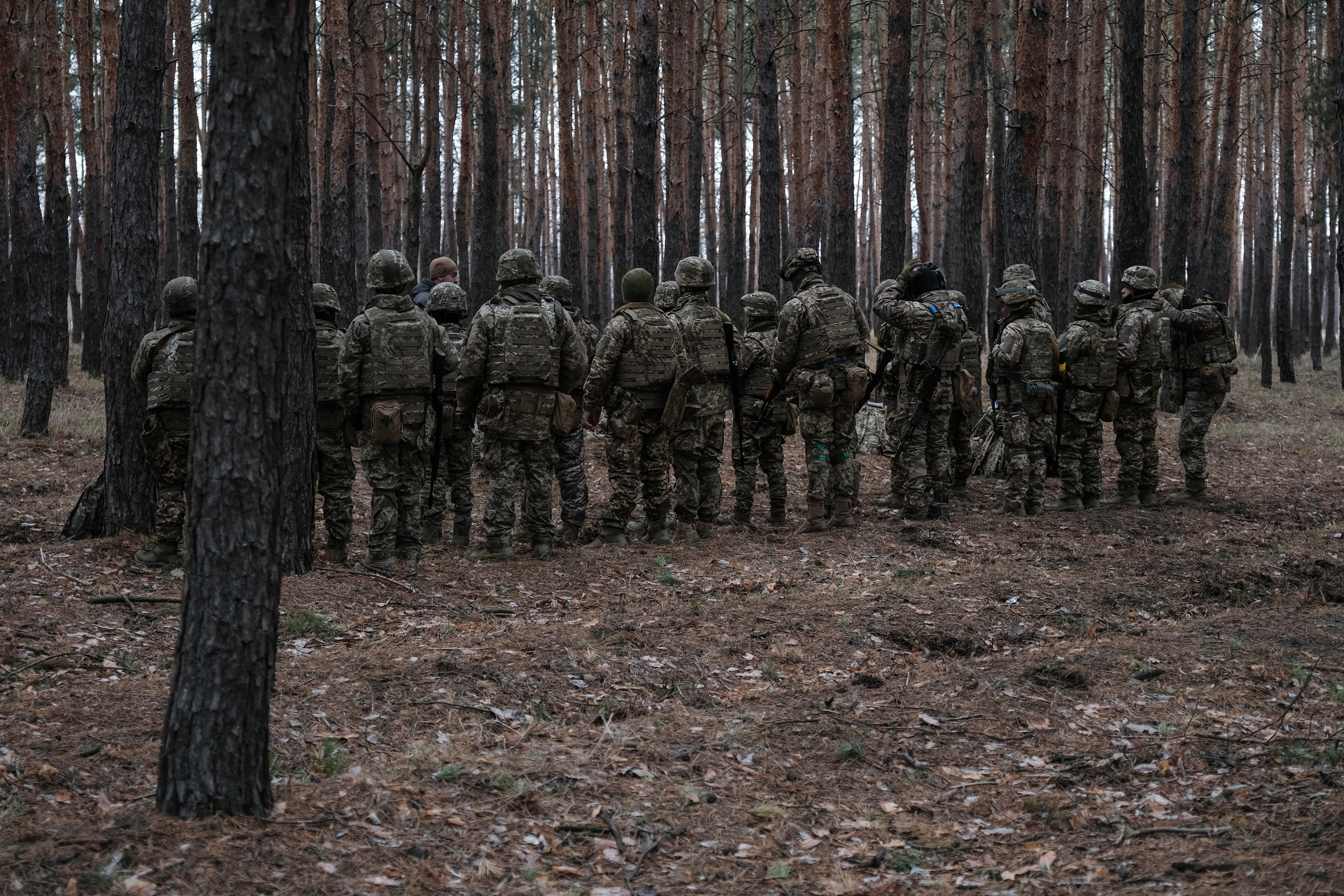Kharkiv (Ukraine), 02/12/2024.- Foreign fighters attend a training with the 3rd Ukrainian Assault Brigade, at an undisclosed location in the Kharkiv region, Ukraine, 02 December 2024 (issued 03 December 2024). After the Russian invasion began in February 2022, the Ukrainian government regulated the gradual incorporation of foreign fighters into regular armed forces. The 3rd Ukrainian Assault Brigade opened its ranks to foreign fighters only recently, attracting a number of Colombian nationals. Foreign fighters who join the Ukrainian army sign an employment contract that gives them the same rights as Ukrainian soldiers. (Rusia, Ucrania) EFE/EPA/MARIA SENOVILLA