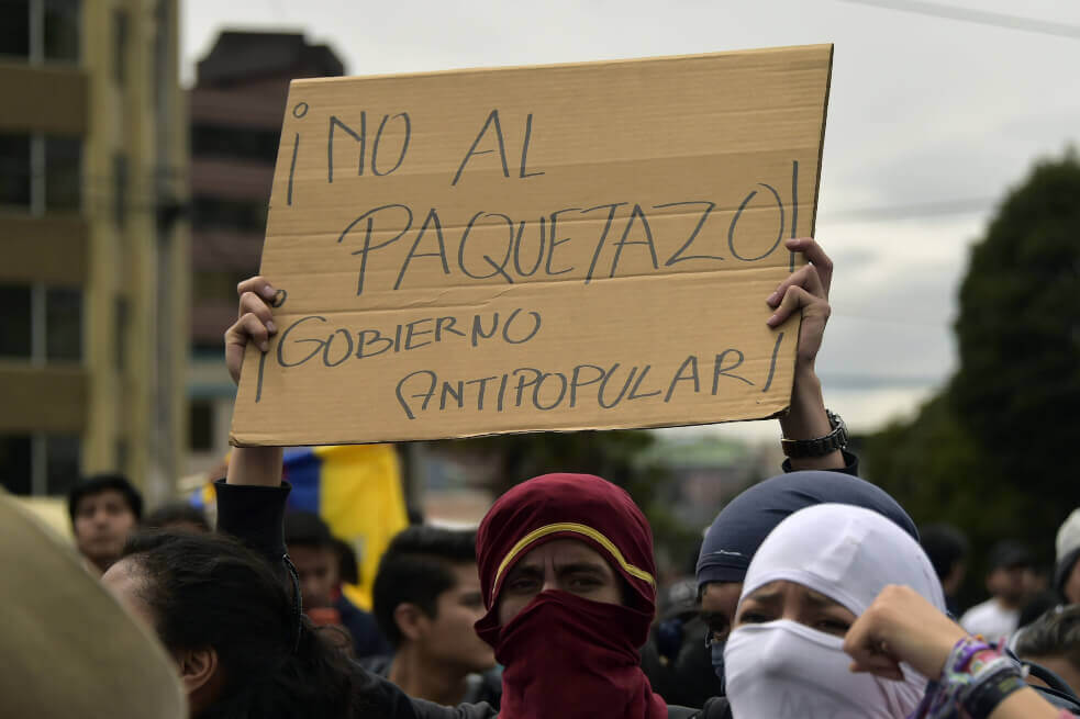 La otra cara de las protestas: ecuatorianos ofrecen agua a policías y manifestantes