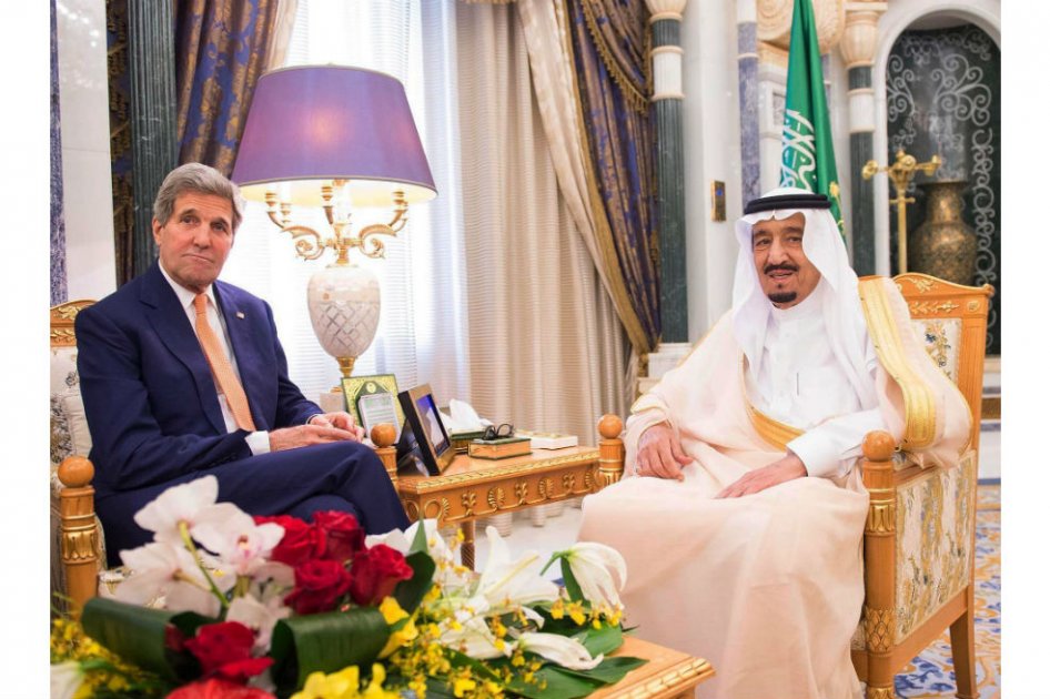 El rey saudí Salman bin Abdelaziz (derecha) reunido con el secretario de Estado de EE.UU., John Kerry (izquierda), en Riad, Arabia Saudí, el pasado jueves./EFE