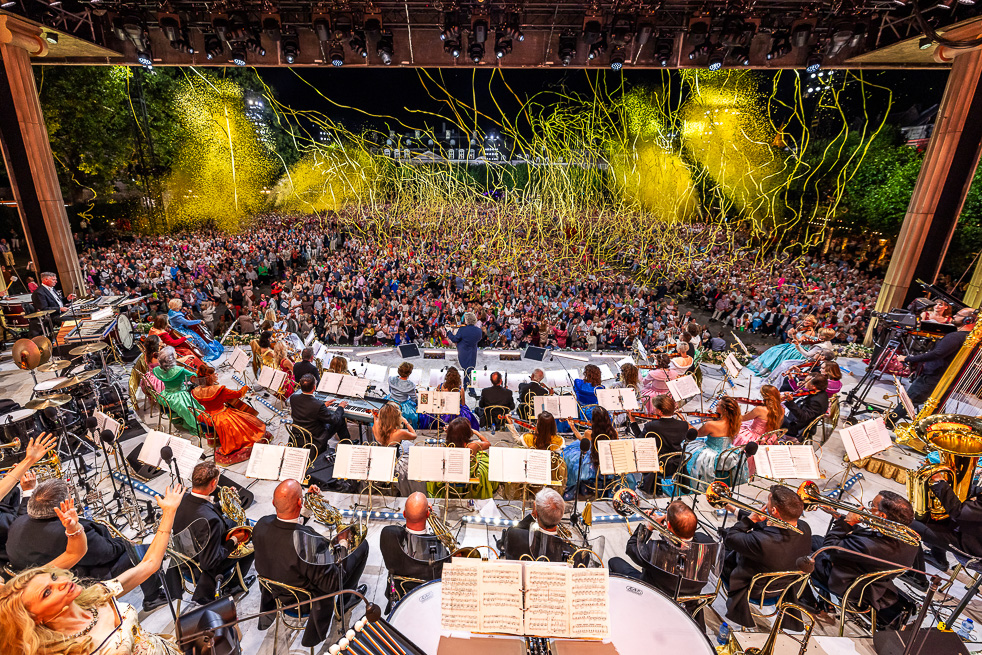La orquesta Johann Strauss está conformada por 60 integrantes. Son una familia.