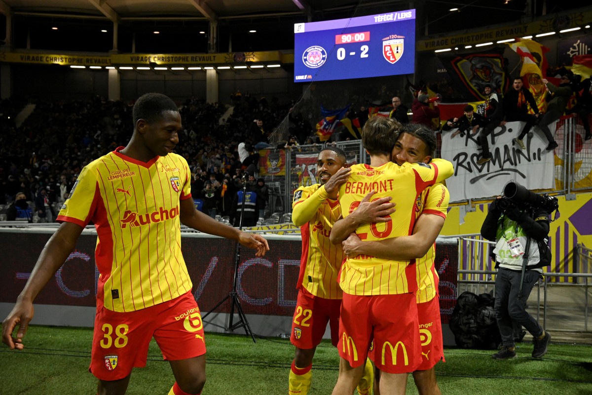 Lens' French defender #25 Ismaelo Ganiou (R) celebrates with teammates after scoring Lens' third goal during the French L1 football match between Toulouse FC and RC Lens at the TFC Stadium in Toulouse, southwestern France, on January 2, 2026. (Photo by Matthieu RONDEL / AFP)