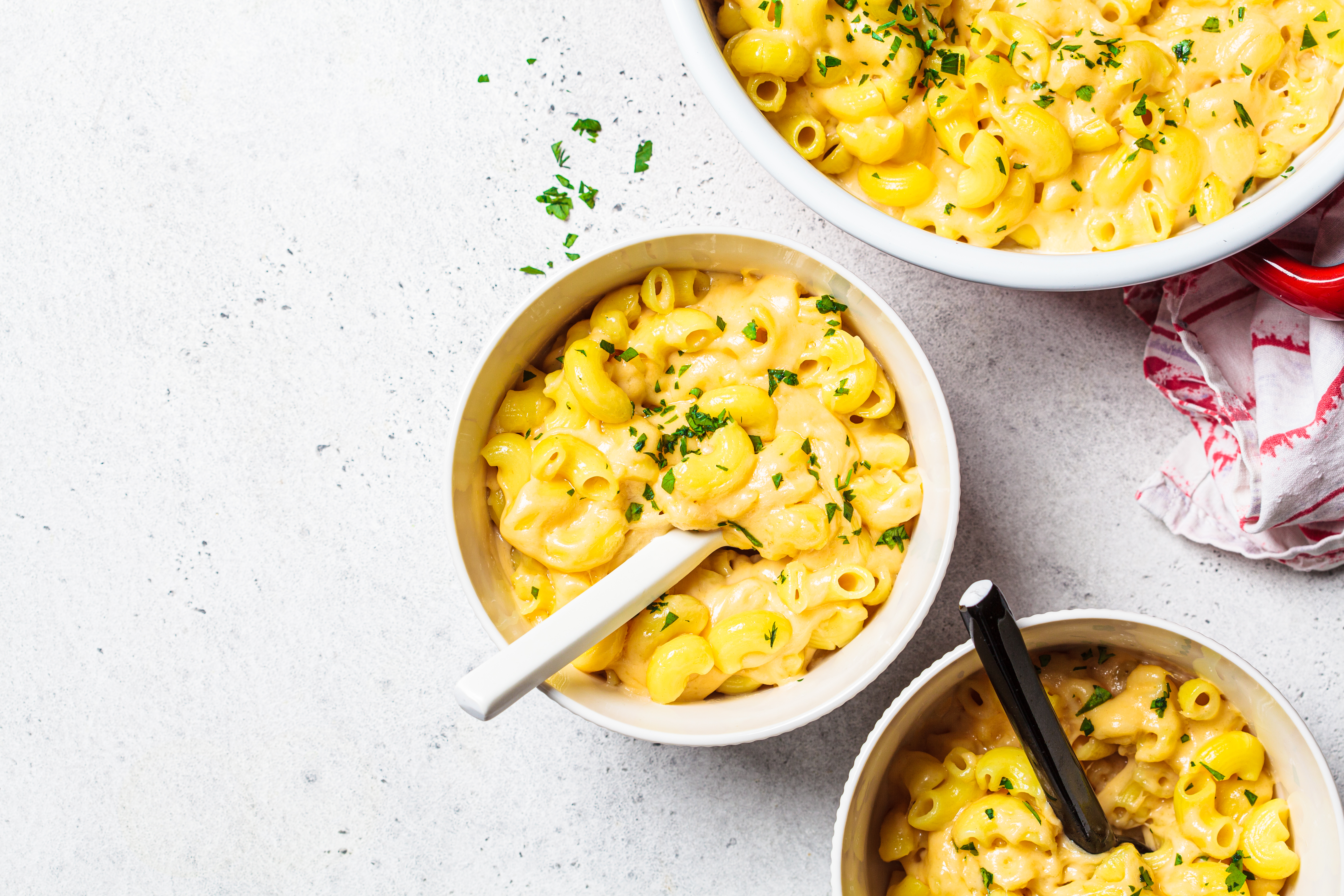 Aquí está el paso a paso para hacer unos macarrones con queso caseros