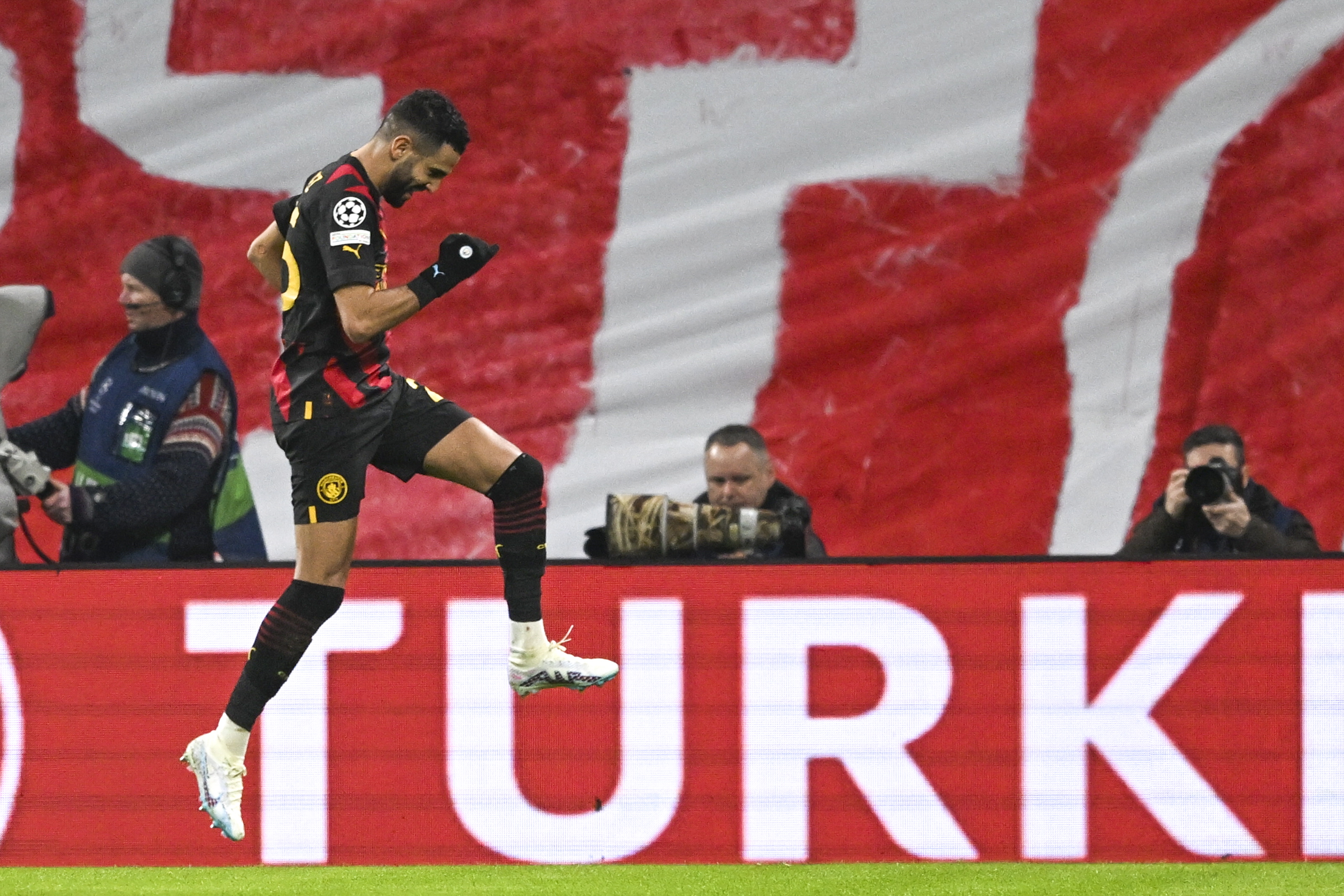 Leipzig (Germany), 22/02/2023.- Riyad Mahrez of Manchester City celebrates after scoring the 1-0 lead during the UEFA Champions League, Round of 16, 1st leg between RB Leipzig and Manchester City in Leipzig, Germany, 22 February 2023. (Liga de Campeones, Alemania) EFE/EPA/Filip Singer