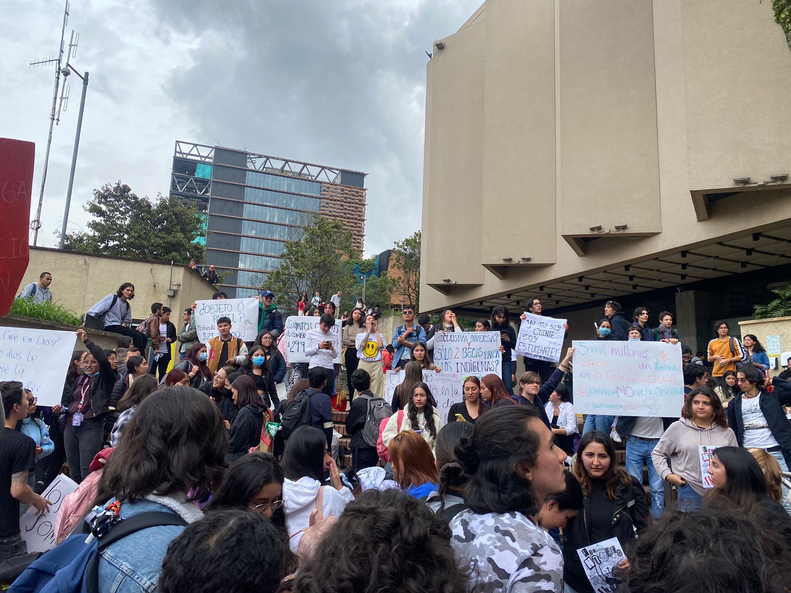 Protestas en algunas universidades por incremento de matrículas