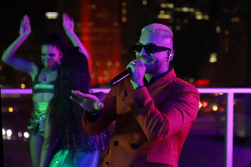 El cantante colombiano Maluma, durante su actuación esta noche en la 27º gala de los Europe Music Awards (EMA) de MTV en Miami. 