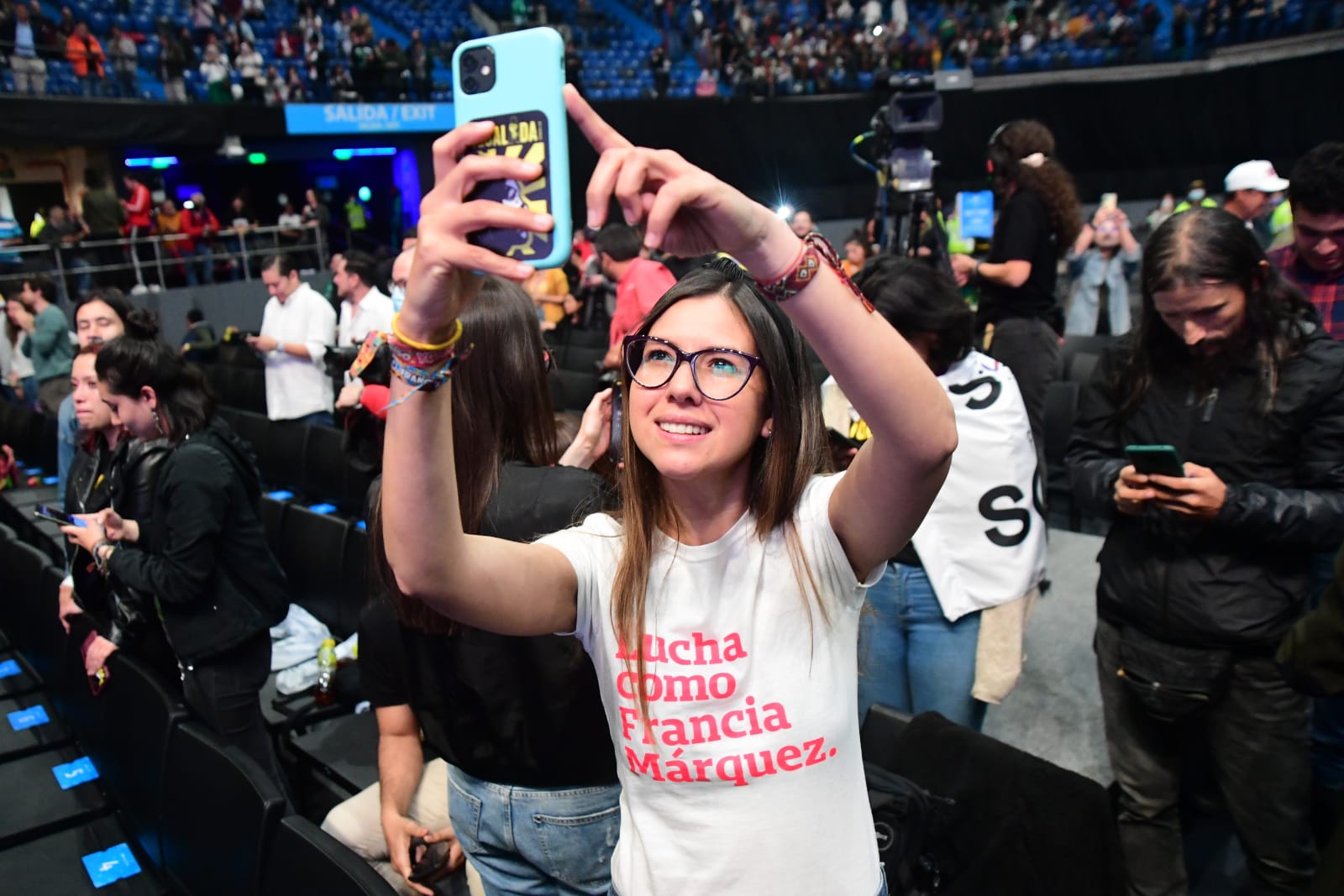 Miles de seguidores de Gustavo Petro celebran su elección como nuevo presidente de Colombia en el Movistar Arena en Bogotá.