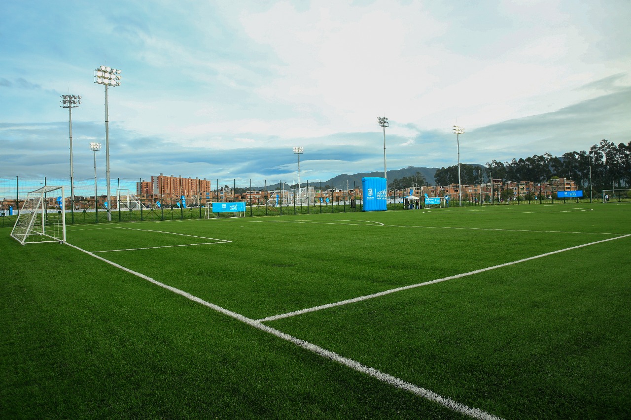 Las canchas sintéticas de la discordia en Bogotá