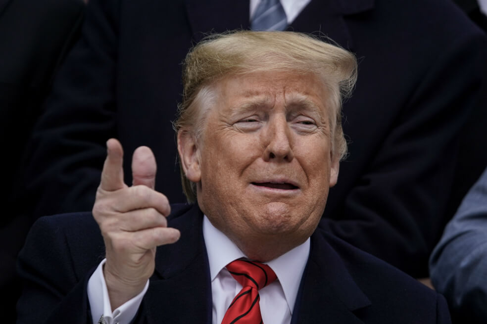 Trump llega a Iowa buscando opacar a los demócratas antes de las primarias