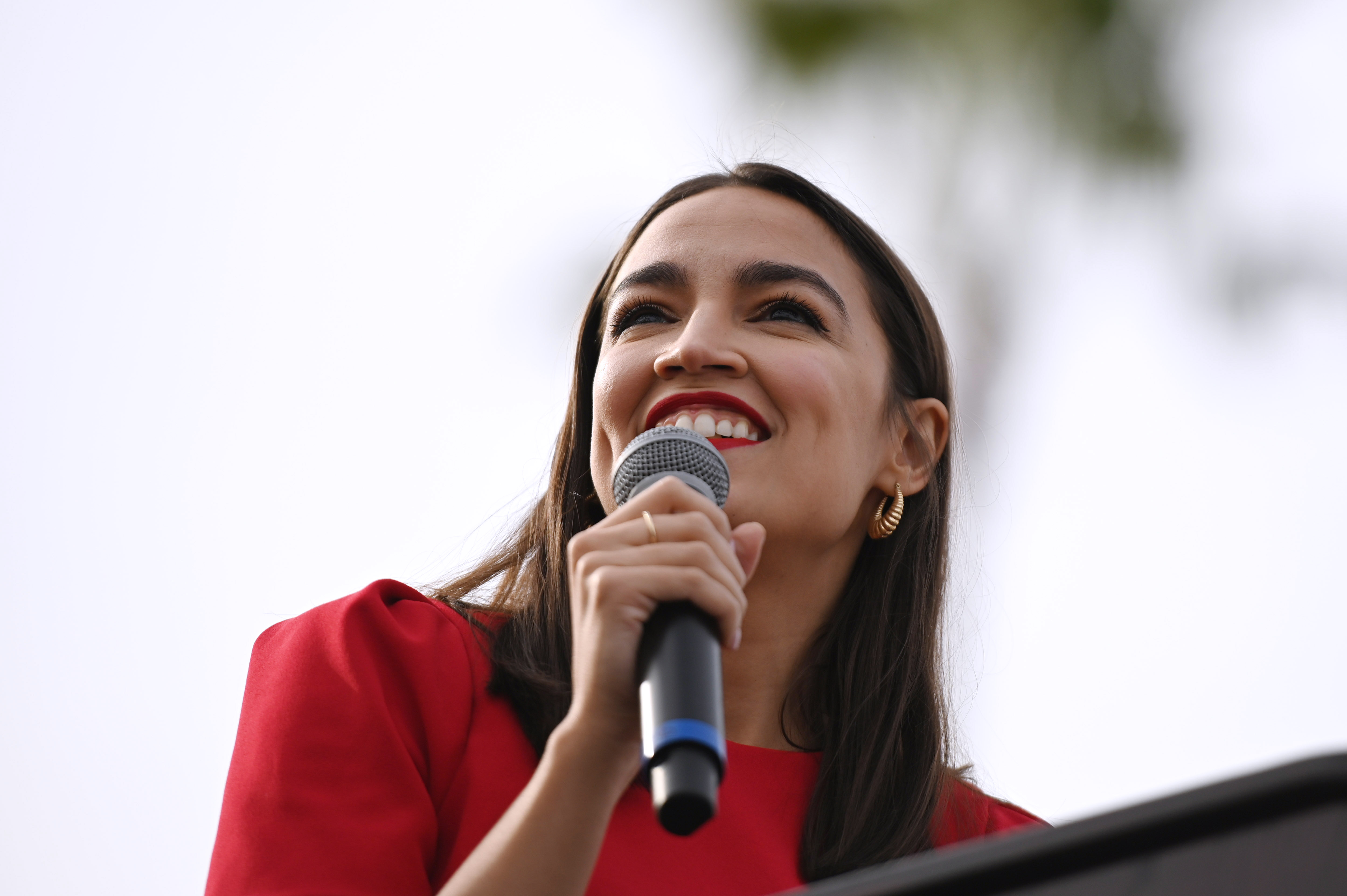 AOC jugando al Among Us, Mike Pence con coronavirus, y más en el resumen electoral