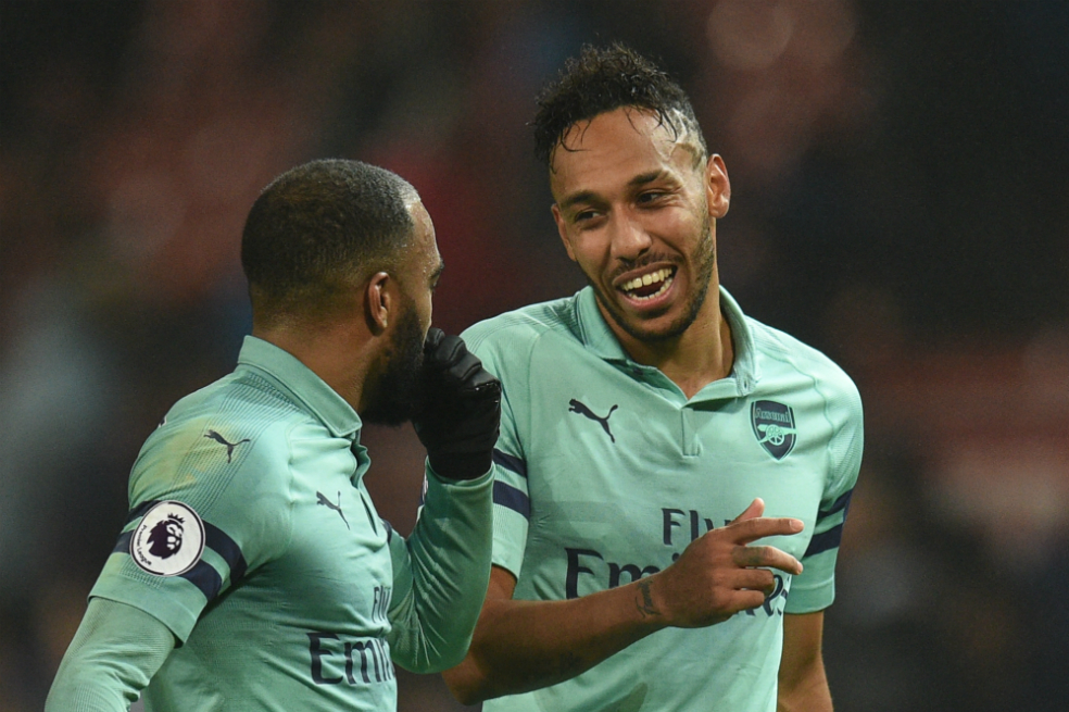 Jugadores del Arsenal fueron grabados inhalando gas de la risa