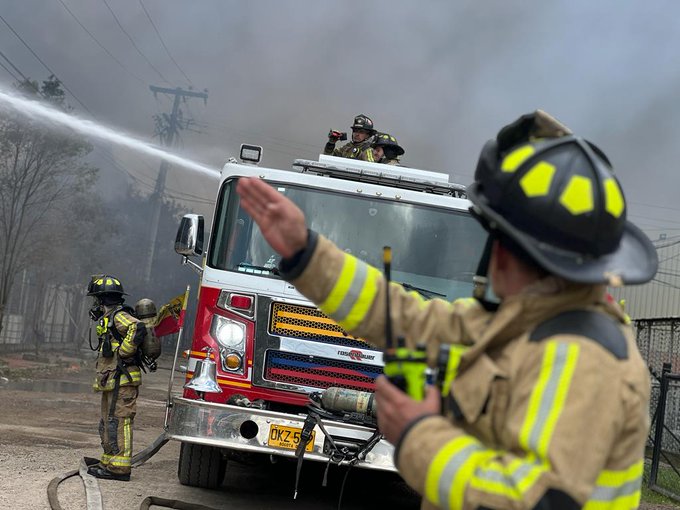 Incendio en Barbosa consumió 6 locales comerciales y 12 vehículos de parqueadero