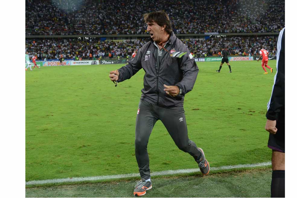 Así celebró el técnico Gustavo Costas la clasificación a la final.  / Luis Benav