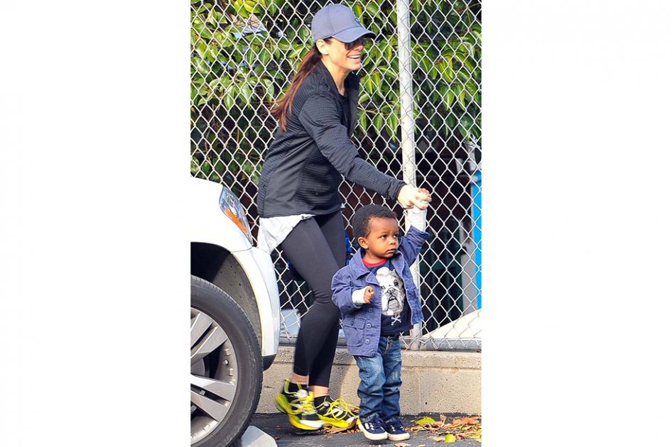 Hijo de Sandra Bullock quería una hermana con ‘la piel marrón’