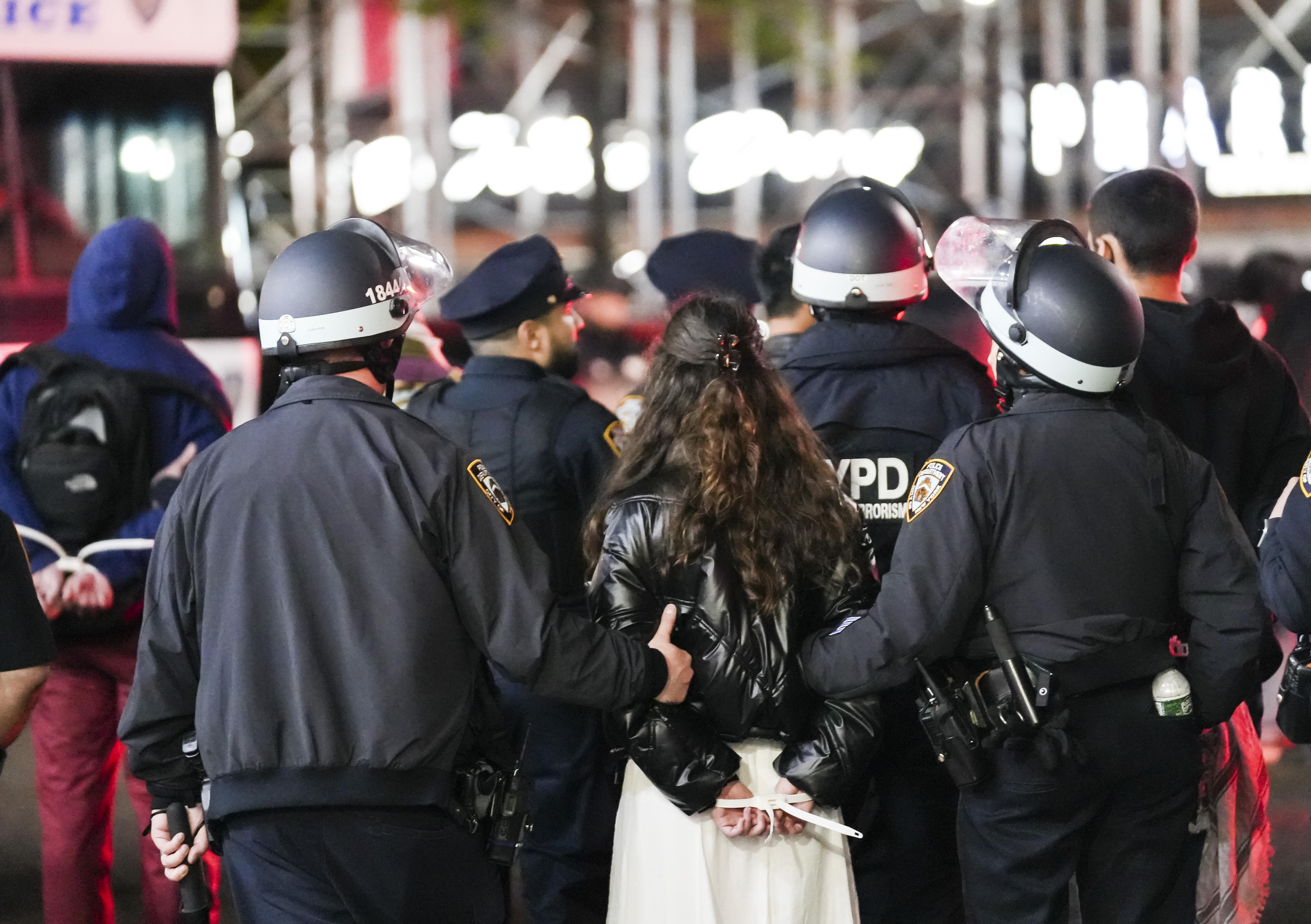 Nueva York: video de mujer arrestada por error frente a su hija se hizo viral