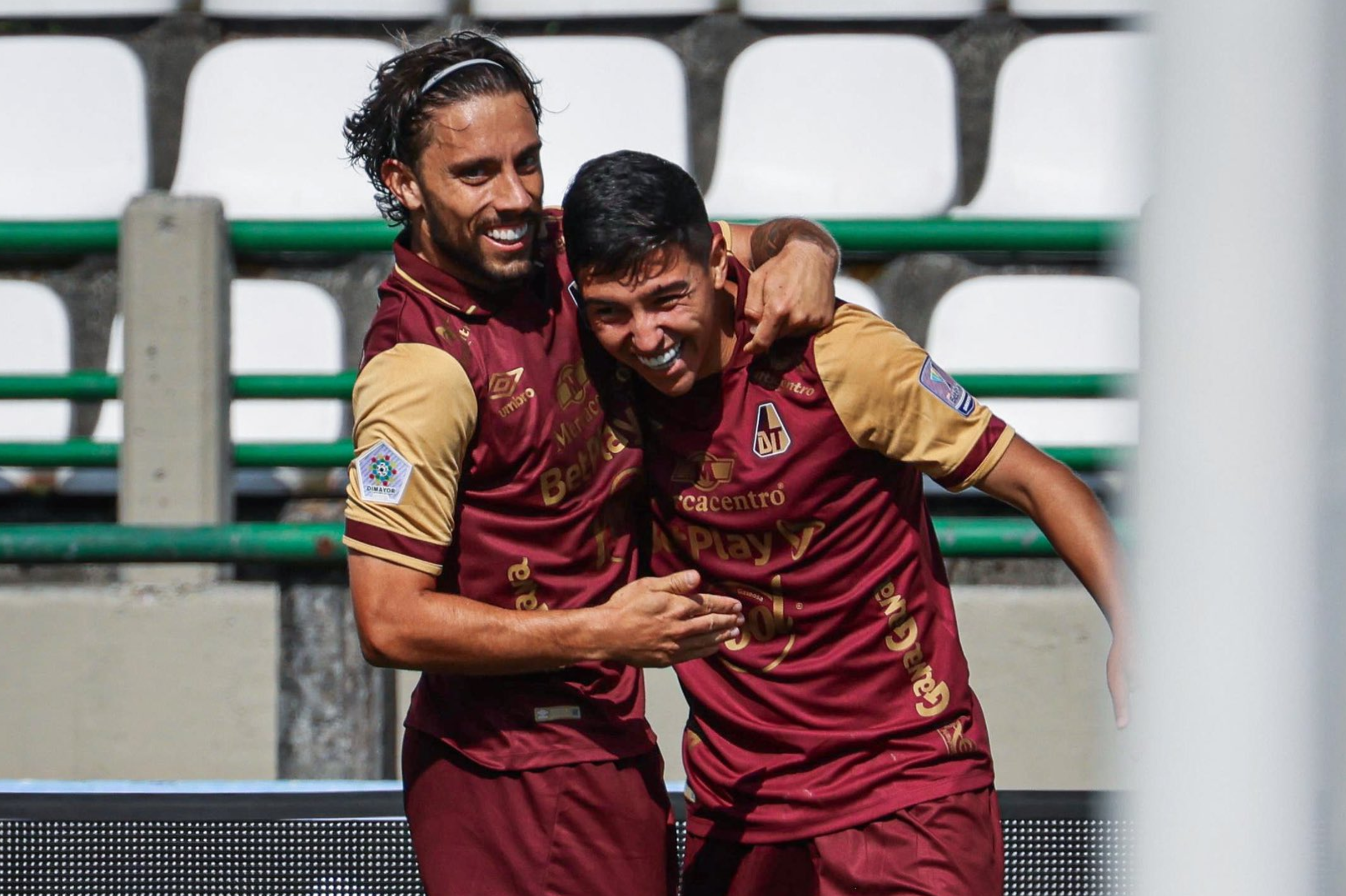 Samuel Velásquez (der.), el autor del único gol del partido.