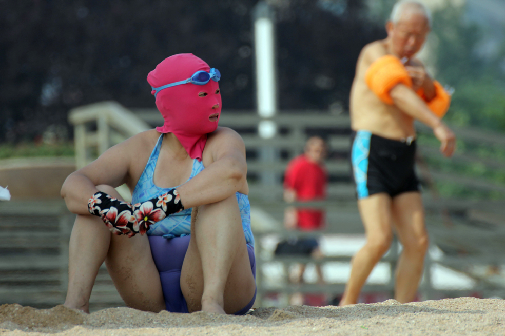 Moda del ‘Face-kini’ se toma las playas de China