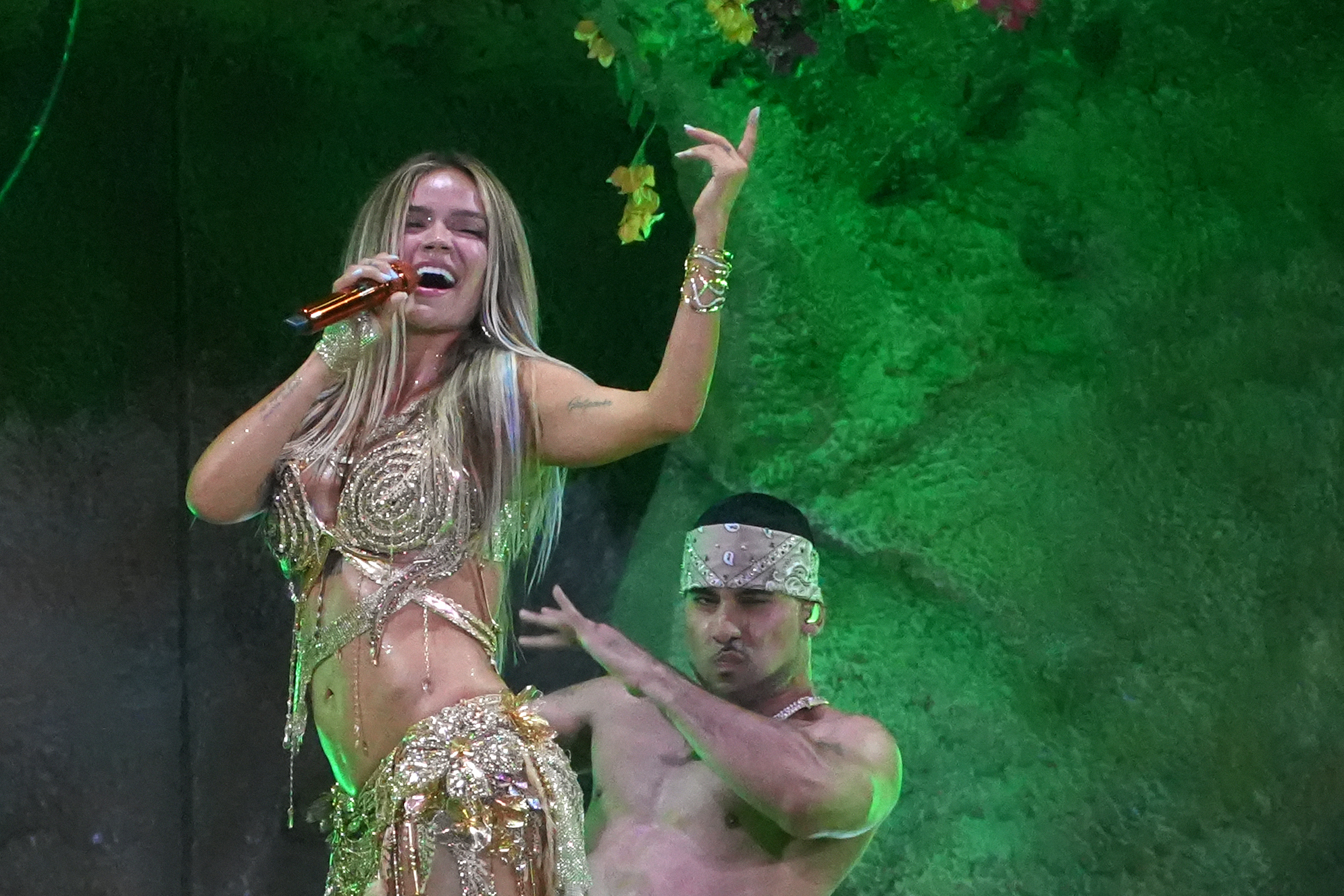 Karol G recibió inesperada propuesta de matrimonio durante concierto en Los Ángeles