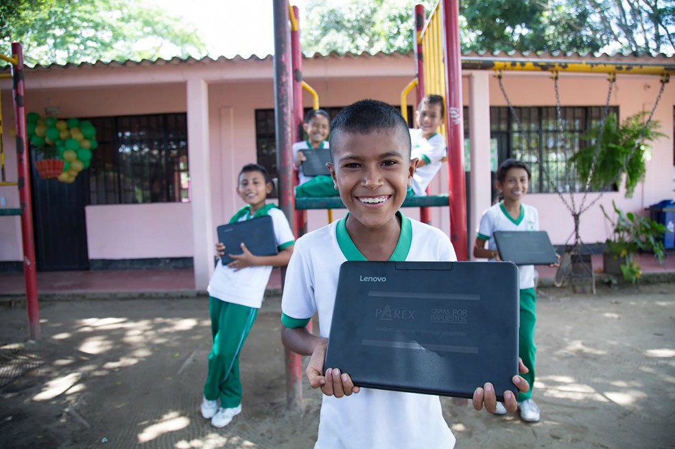 Entrega de dotación escolar en el municipio de Tame, Arauca.Cortesía - ARTLas cifras de Fiduprevisora dan cuenta de que otros nueve proyectos iniciaron la ejecución de obras, pero los 11 restantes siguen enredados con trámites contractuales previos.