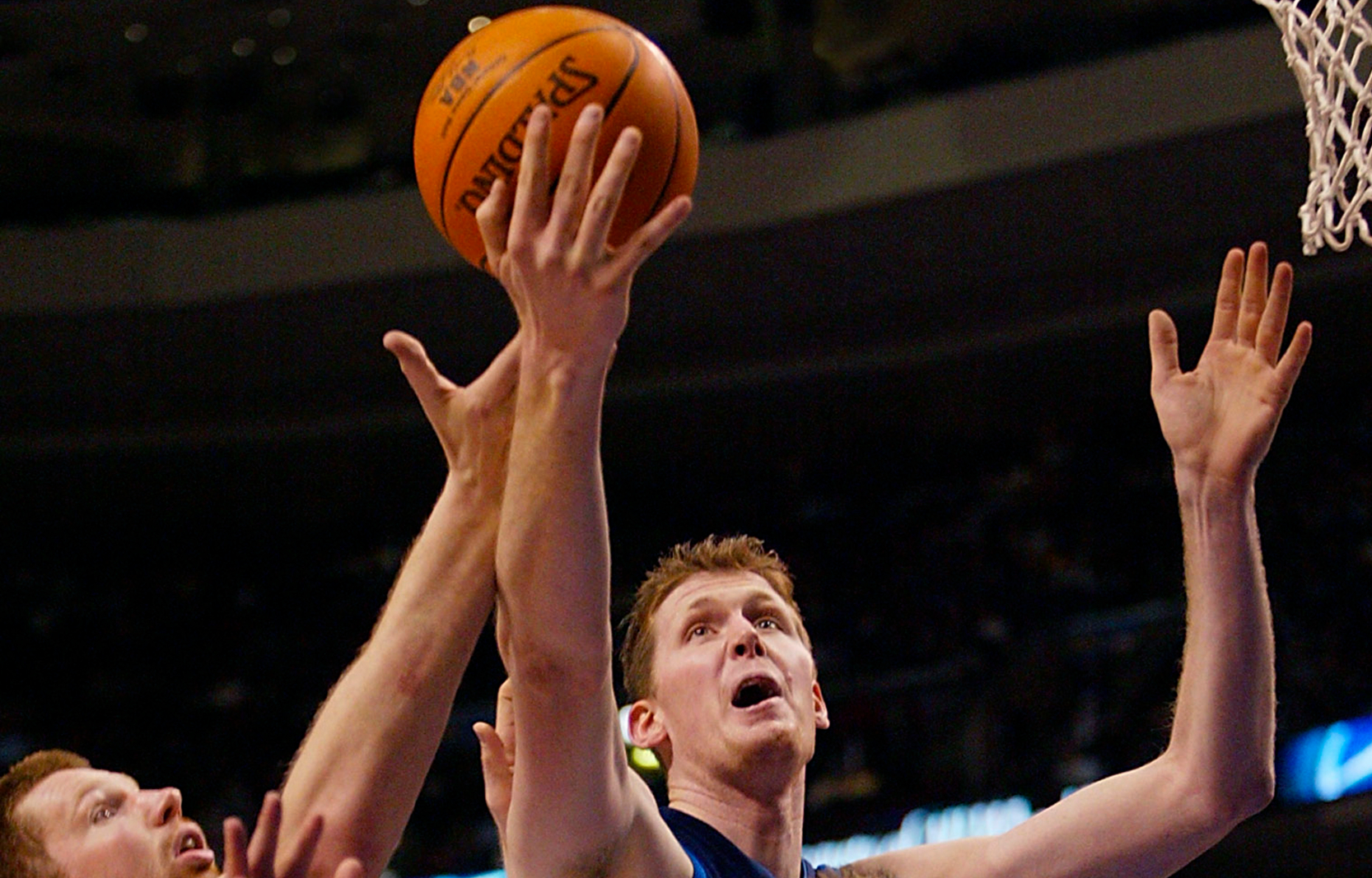 Shawn Bradley (d), durante un partido de la NBA.