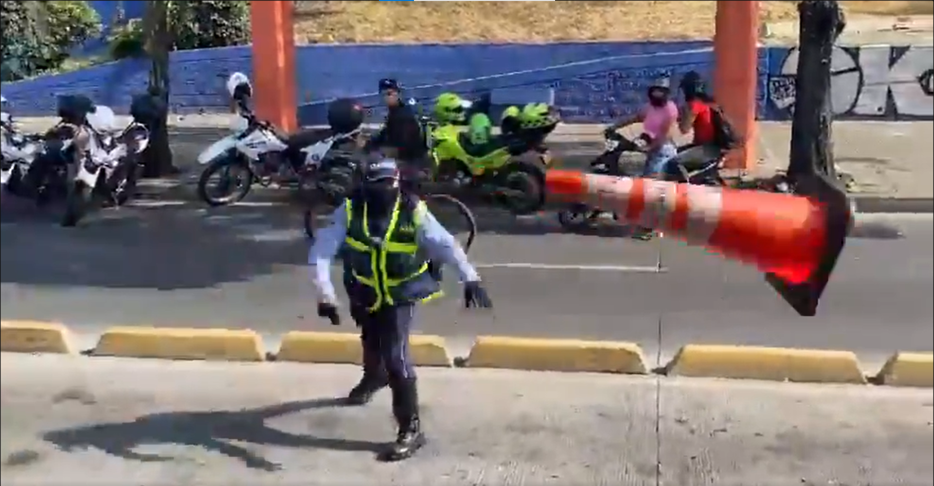 Indignación por agente que lanzó un cono a un motociclista para detenerlo, en Cali
