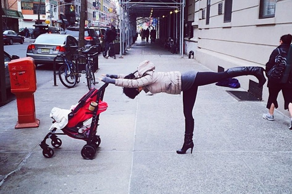 Esposa de Alec Baldwin practica yoga en plena calle