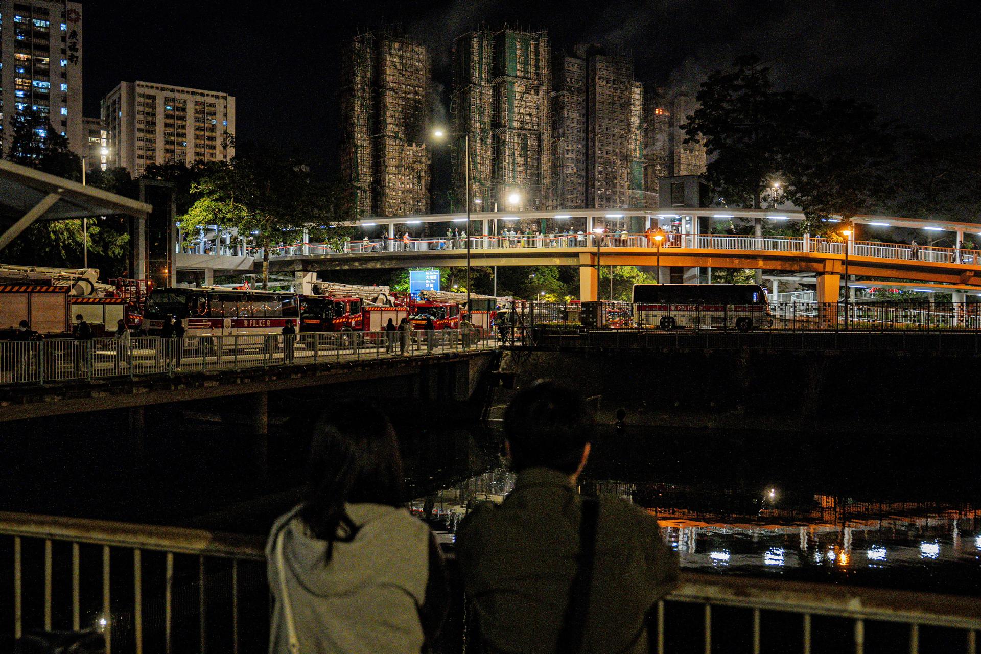 El peor incendio de Hong Kong en décadas, con 128 muertos, impulsa una revisión de la seguridad