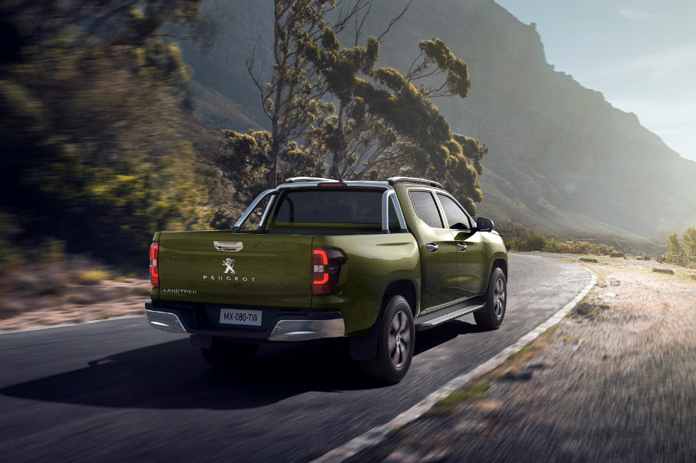 El espacio y modularidad de la última pick-up de la marca también resaltarán. Los asientos traseros pueden rebatirse 60/40 o incluso un 100% logrando una carga útil de hasta 100 Kg. Estará disponible en el mercado con cabina doble, así como con motorizaciones gasolina o diésel, sujeto al mercado destino en América Latina.