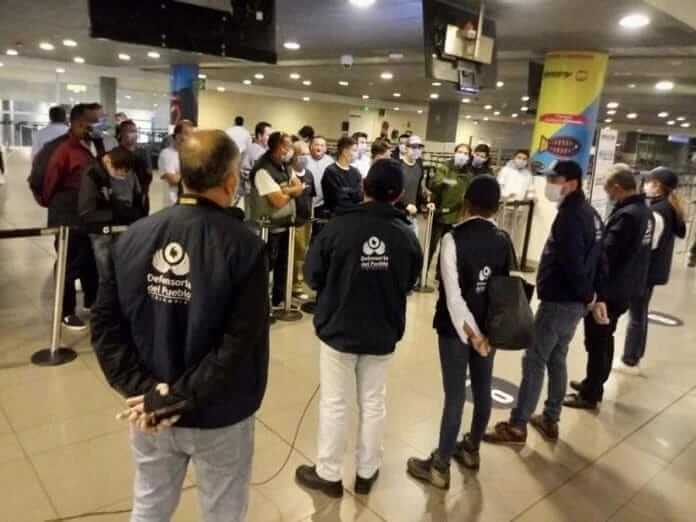 «Colombianos deportados de EE.UU. no tendrán contacto con militares»: Diego Molano