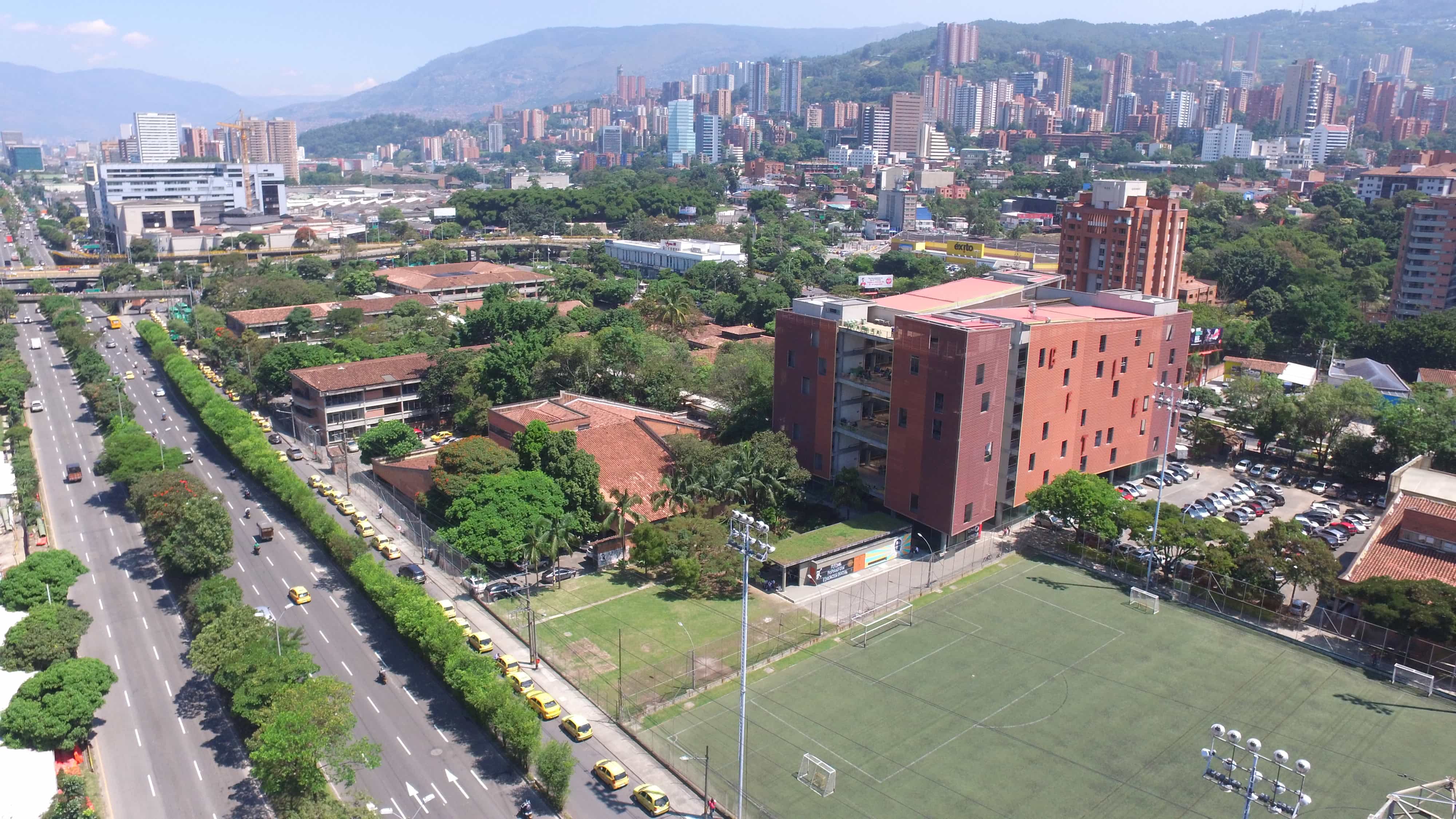 Ordenan evacuar el Politécnico Jaime Isaza Cadavid por disturbios en Medellín