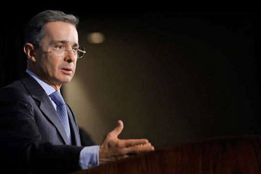 Senador Álvaro Uribe debe retractarse de nuevo por trino contra Daniel Coronell