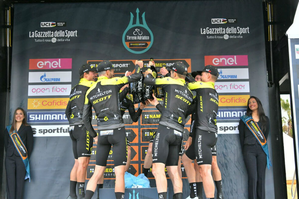 El Mitchelton-Scott se quedó con la contrerreloj por equipos en la Tirreno Adriático
